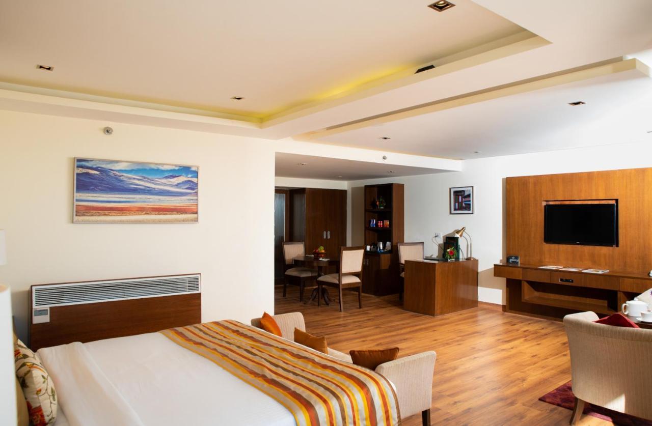Royal Tulip Luxury Hotel, Kufri, Shimla Eksteriør billede