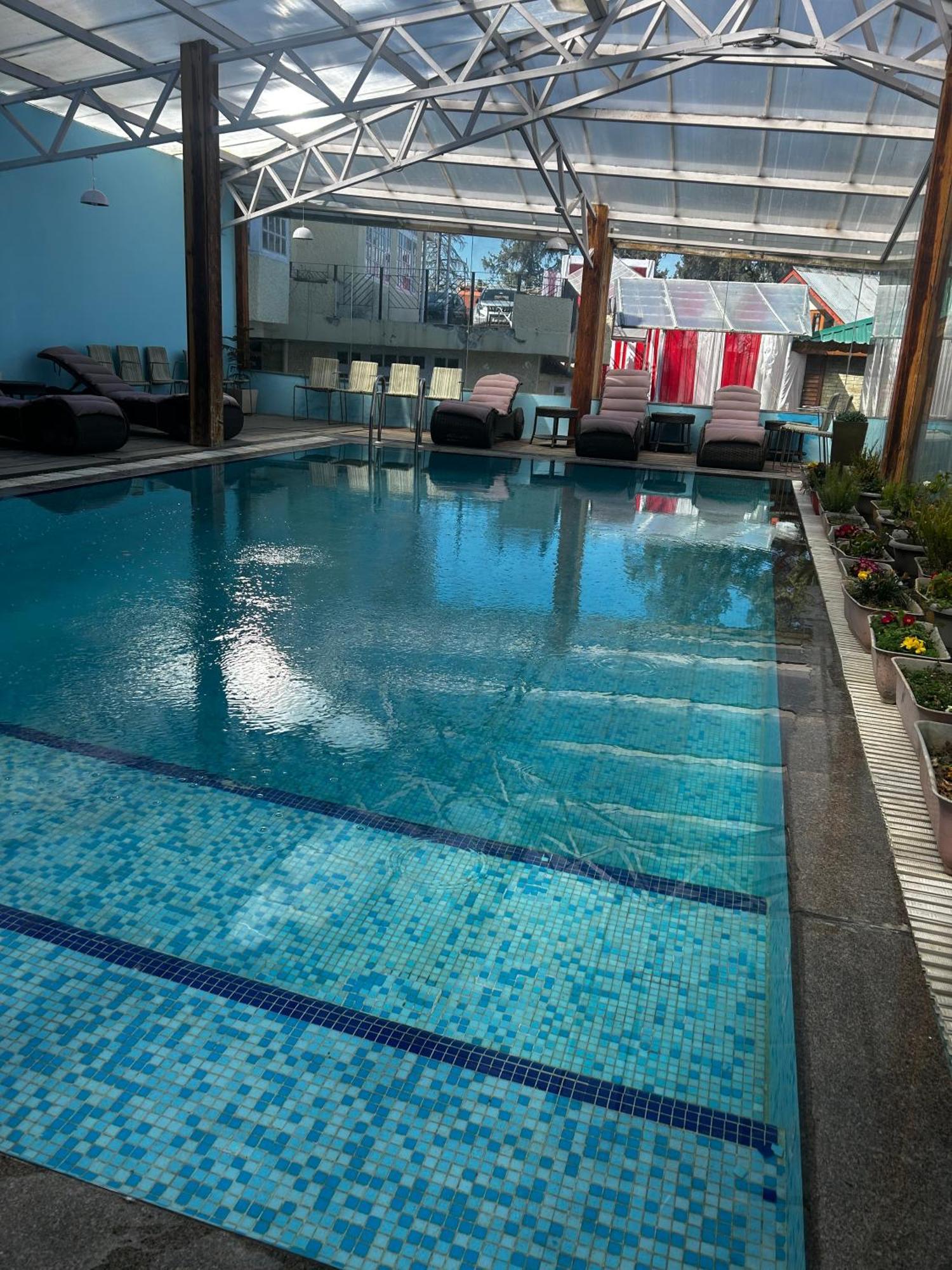 Royal Tulip Luxury Hotel, Kufri, Shimla Eksteriør billede